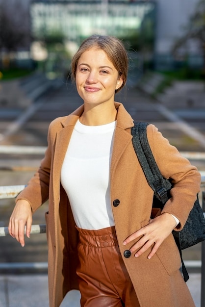 Retrato vertical de uma jovem empresária empresária sorrindo e olhando para a câmera geração z estudante de economia e finanças