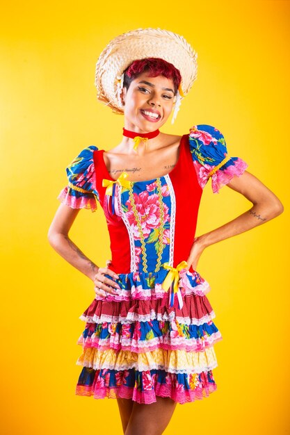 Retrato vertical Mujer brasileña en ropa de festa junina Arraial Fiesta de San Juan Foto de cuerpo entero