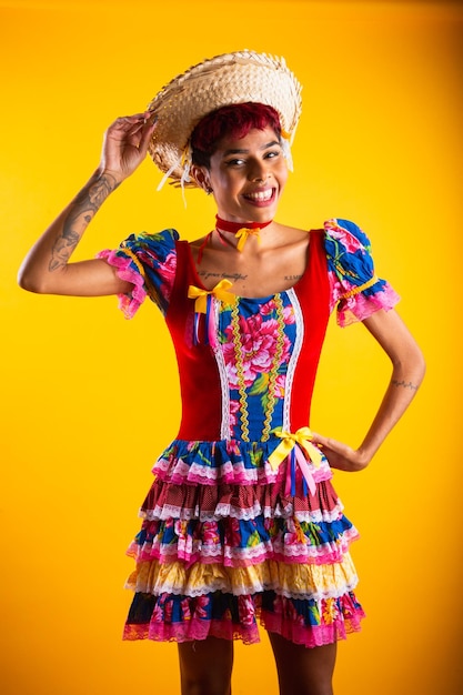 Foto retrato vertical mujer brasileña en ropa de festa junina arraial fiesta de san juan