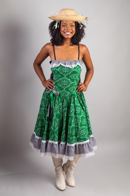 Retrato vertical mulher negra brasileira em roupas de festa junina festival de São João