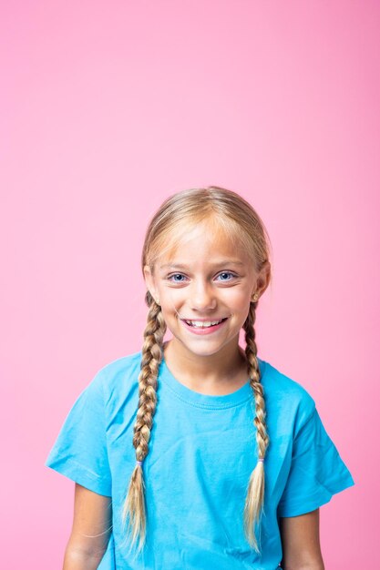 Retrato vertical de una niña feliz con trenzas