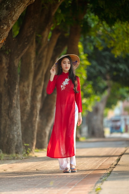 Retrato de vestido rojo tradicional niña vietnamita