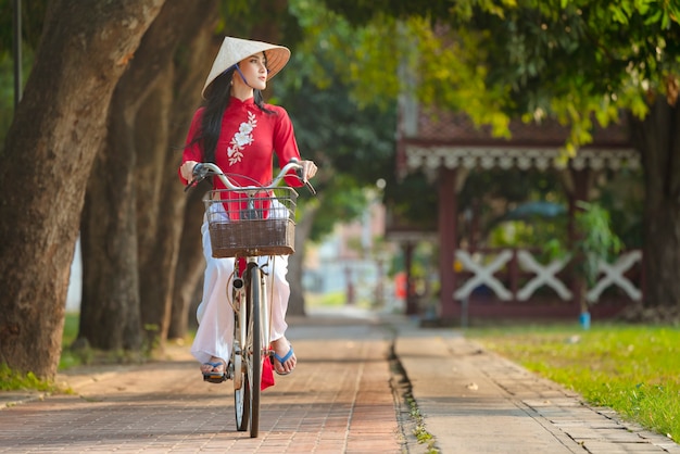 Retrato de vestido rojo tradicional niña vietnamita