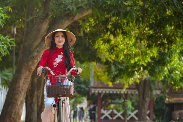 Retrato de vestido rojo tradicional niña vietnamita