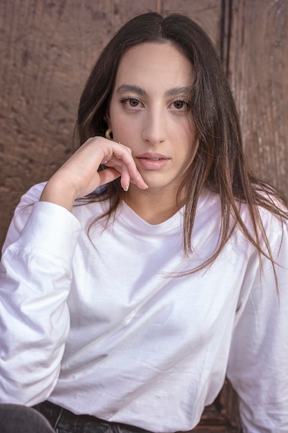 Retrato de vestimenta casual de mujer de estilo de pelo con estilo joven de cabello castaño