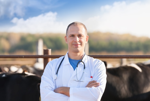 Retrato de un veterinario en ganado de granja