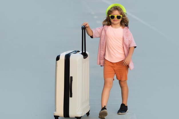 Retrato de viaje y aventura de niño viajero con bolsa de viaje pequeño turista con maleta lista t