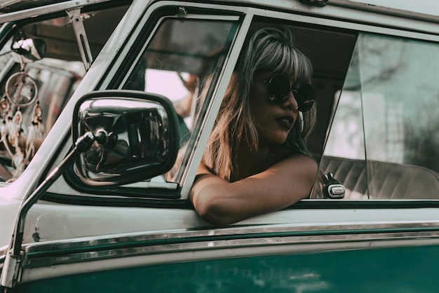 Retrato de viaje por carretera de mujer boho en una minivan, foto de viaje HD