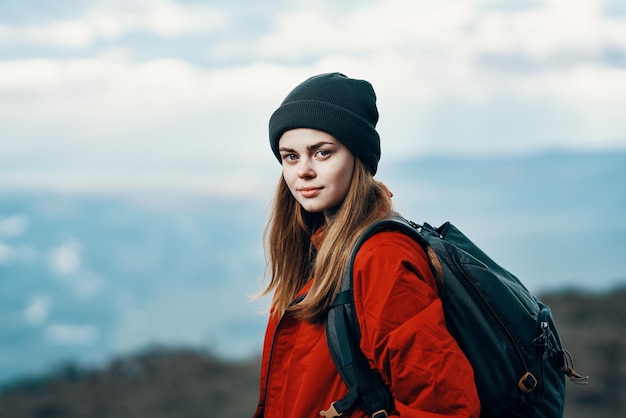 Retrato de un viajero en las montañas en la naturaleza rock paisaje nubes modelo de cielo