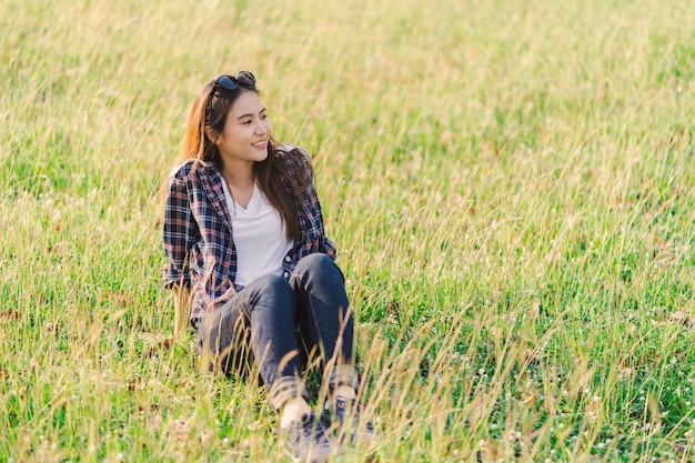 Retrato de los viajeros asiáticos felices jovenes de la mujer