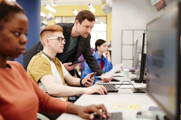 Foto retrato vibrante de profesor masculino viendo a estudiantes usando computadoras en el aula universitaria