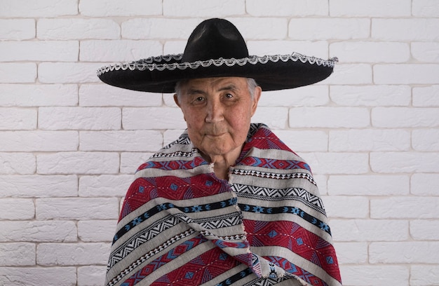 Foto retrato, de, un, viejo mexicano, en, un, sombrero