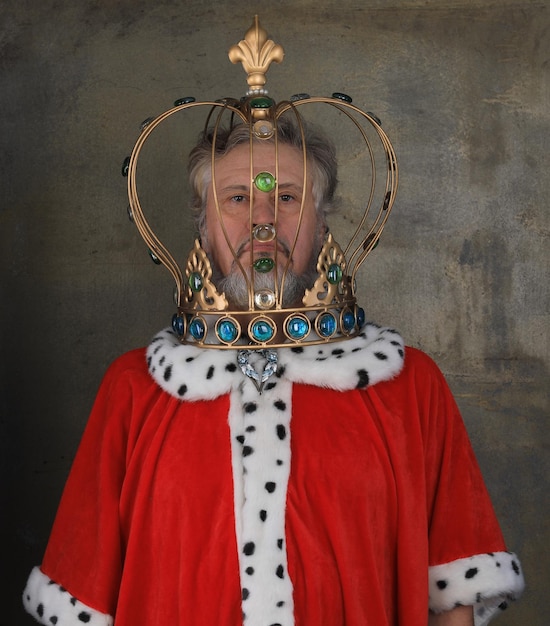 Foto retrato de un viejo rey en una cabeza de corona divertida en una corona
