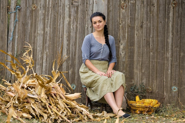Retrato vintage de uma garota sexy com conceito de colheita de milho rural