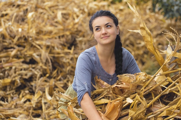 Retrato vintage de uma garota sexy com milho, conceito de colheita rural