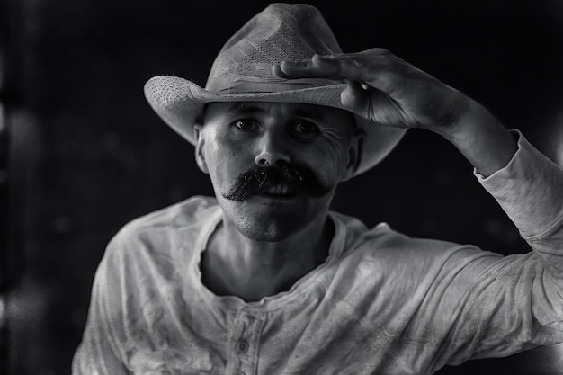 retrato vintage estilizado de um homem do oeste selvagem, criminoso perigoso bigodudo, bigode no rosto