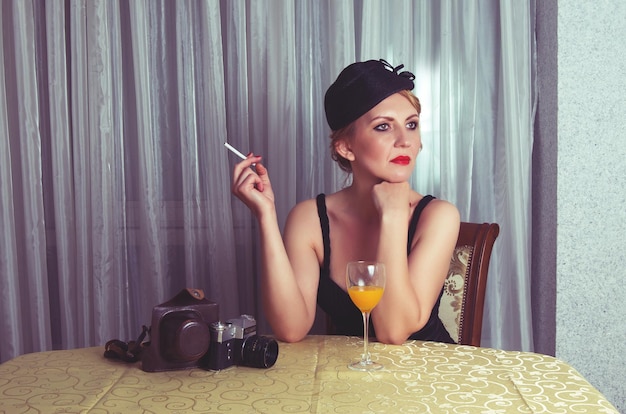 Foto retrato vintage de una mujer con un cigarrillo