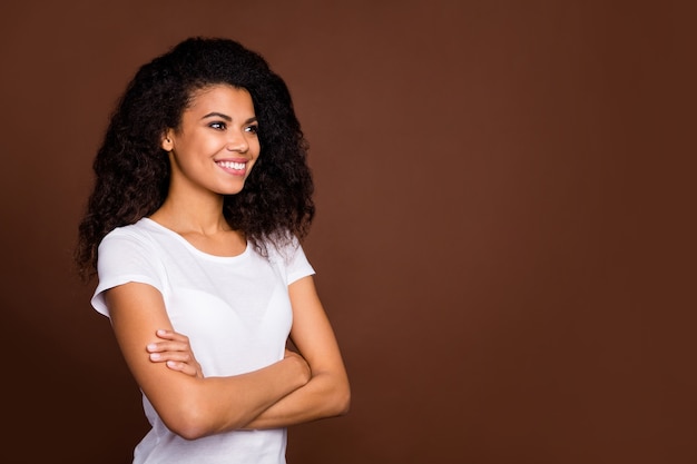 Retrato virado de mãos cruzadas fofa doce garota afro americana olhar cópia espaço, descansar, relaxar, usar roupa de estilo casual.