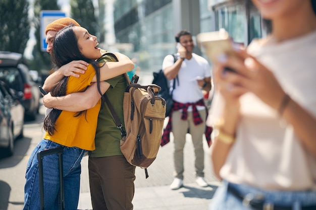 Foto retrato de vista lateral de dos mejores amigos al aire libre sintiéndose felices mientras se conocen