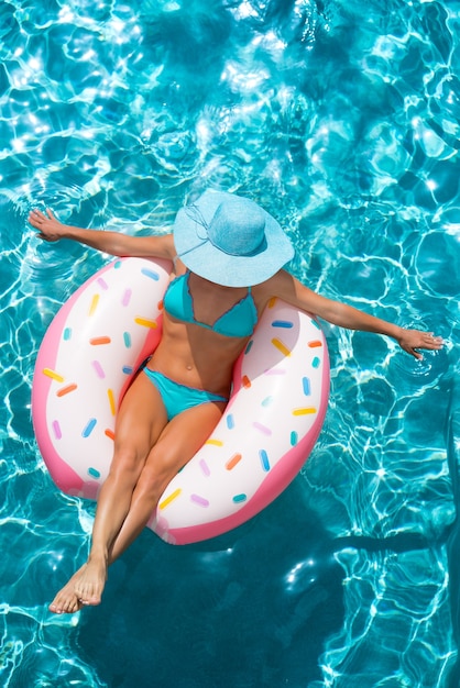 Retrato de vista superior de mujer en la piscina Concepto de vacaciones de verano