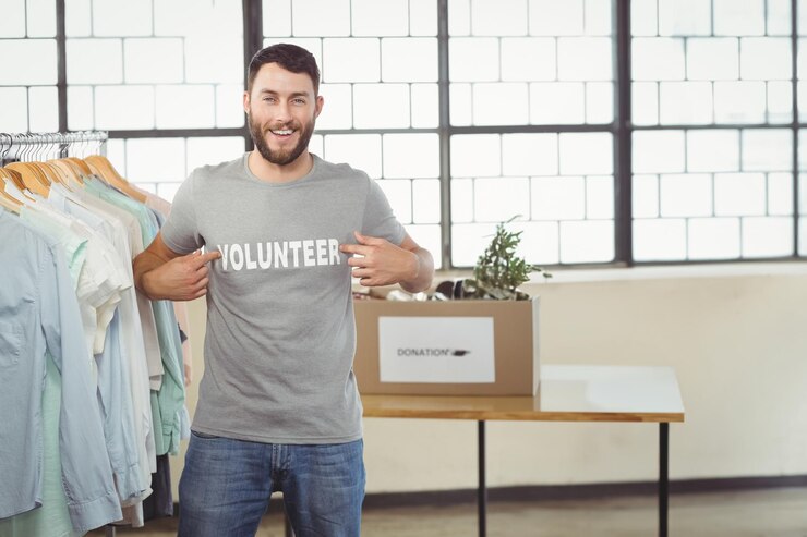 Foto retrato de voluntarios mostrando texto voluntario en camisetas