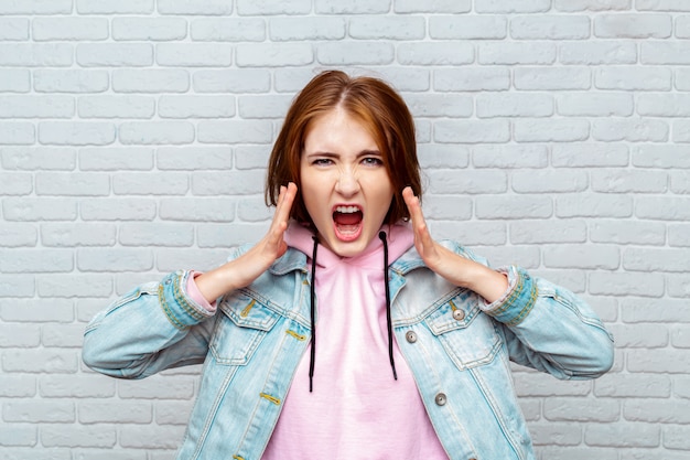 Foto retrato, zangado, mulher jovem, gritando