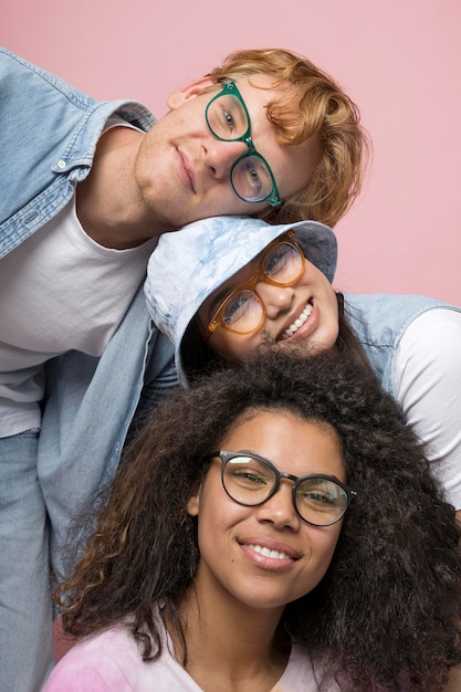 Foto retratos de adolescentes felizes isolados