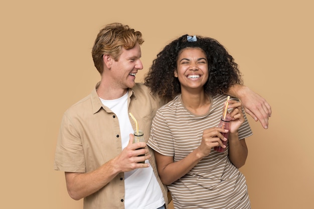 Foto retratos de adolescentes felizes isolados