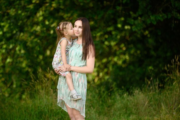 Foto retratos de mãe e filha alegres passam tempo juntos e aproveitam momentos felizes em família abraçados no p