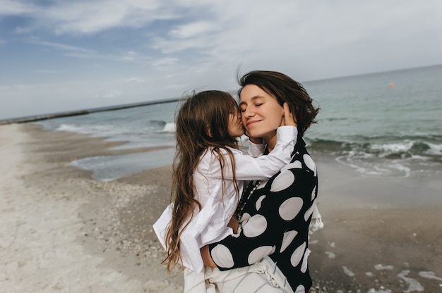 retratos de mãe e filha na praia do mar