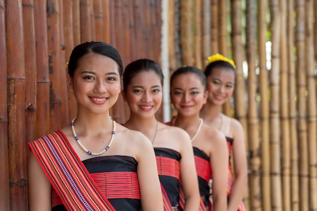 Retratos de moças malaias Kadazan Dusun em trajes tradicionais