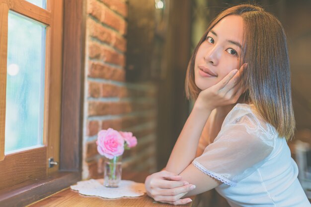 Retratos de mulher relaxante em cafés