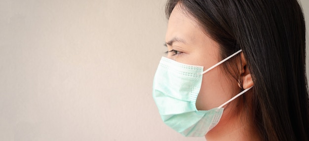 Foto retratos de mulheres tailandesas com idades entre 20 e 30 anos usando máscaras para prevenir a infecção pelo coronavírus
