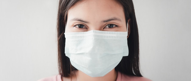 Foto retratos de mulheres tailandesas com idades entre 20 e 30 anos usando máscaras para prevenir a infecção pelo vírus covid. 19