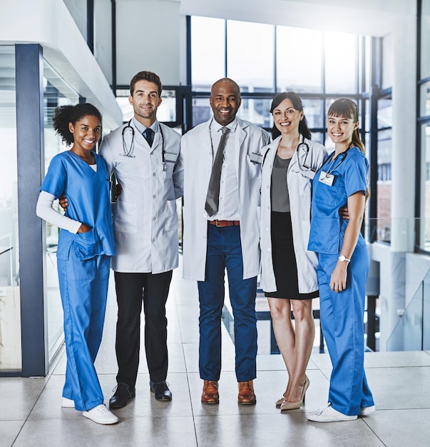 Retratos de pessoas ou médicos felizes com trabalho em equipe no hospital para serviços de saúde confiança ou sobre nós Colaboração profissional médico ou enfermeiras orgulhosas com sorriso ou liderança na clínica de bem-estar