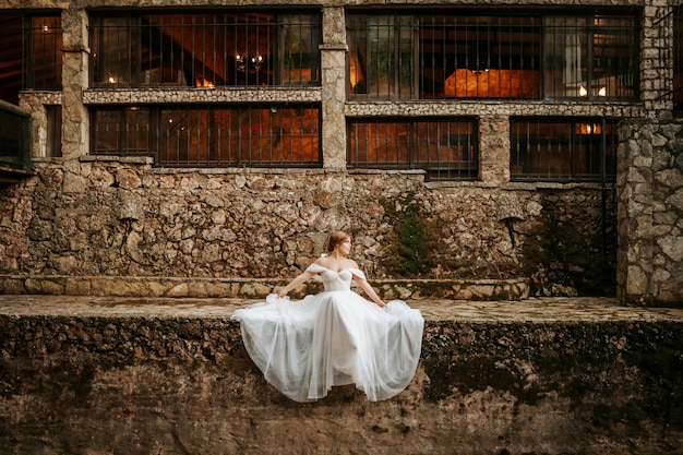 Retratos de ensueño de hermosa novia en la orilla del río de piedra