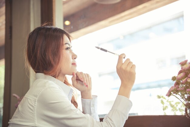 Retratos de hermosa mujer asiática en la expresión de pensamiento.