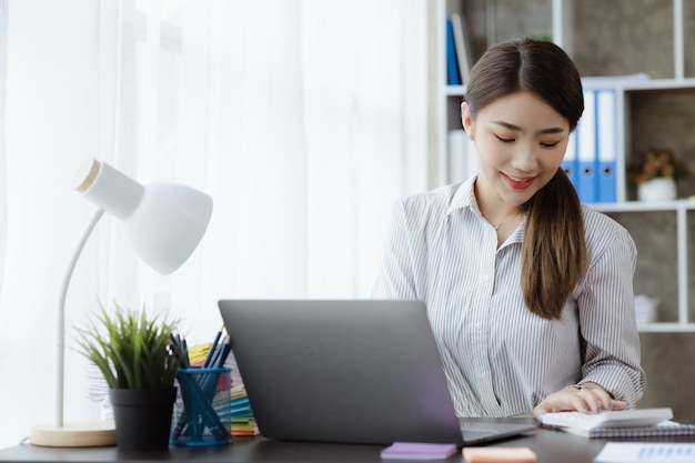 Retratos de hermosos hombres de negocios asiáticos mujeres de negocios líderes mujeres que trabajan en la oficina de una empresa nueva que administra una empresa en crecimiento y rentable Conceptos de gestión empresarial de mujeres líderes