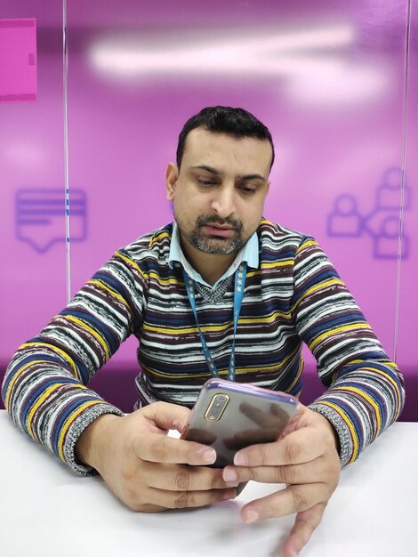 Foto retratos: personal de oficina comprobando las citas por teléfono en el trabajo