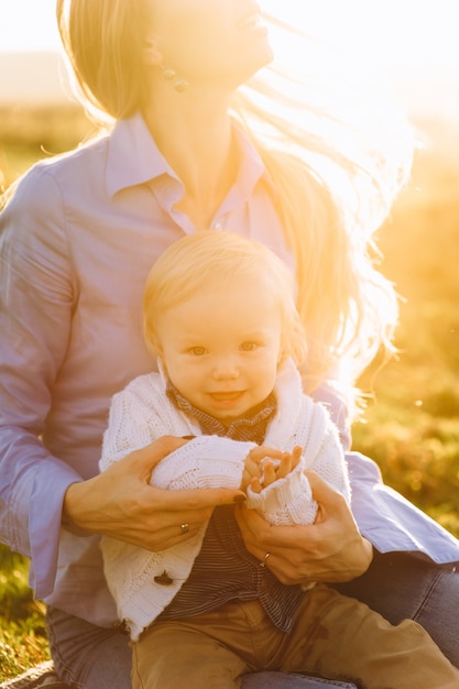 retratos soleados de mamá y su hijo al atardecer