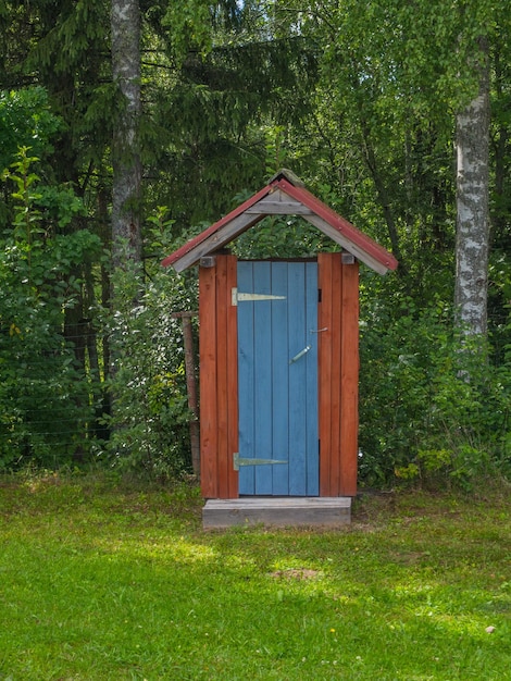 Retrete de madera o wc wc en un bosque