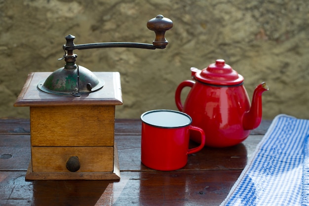 Retro alte Kaffeemühle mit Vintage rote Teekanne