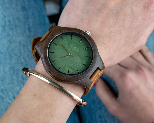 Retro-Armbanduhr aus Holz zur Hand