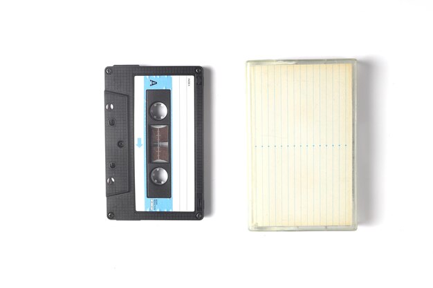 Foto retro-audio-kassetten aus den 80ern und 90ern auf weißem hintergrund