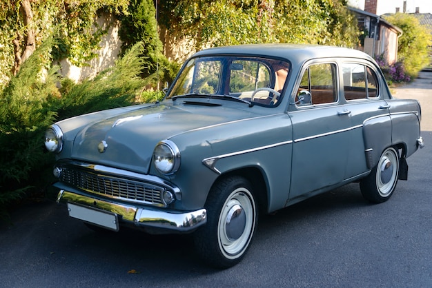 Foto retro- auto geparkt in der alten europäischen stadtstraße