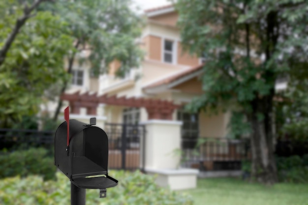 Retro-Briefkasten am Eingang eines Hauses