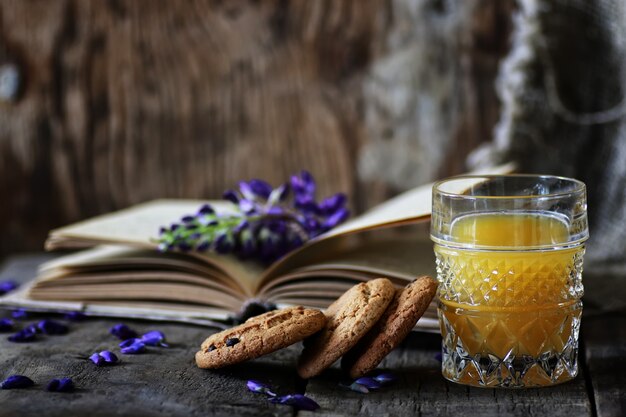 Retro-Buch und ein Glas Orangensaft am Morgen