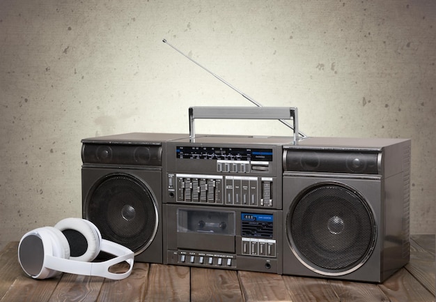 Retro casete ghetto blaster y auriculares en frente de fondo verde menta