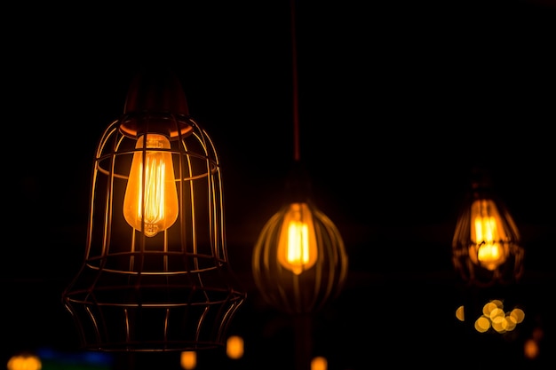 Retro-Edison-Glühbirne leuchtet und Dekor in der Nacht