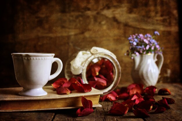 Retro-Effekt auf Foto-Vintage-Tee mit trockenem Rosenblütenblatt